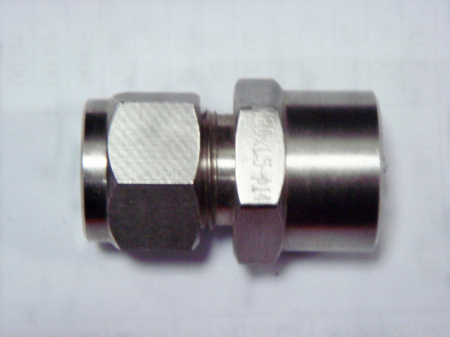 卡套式壓(ya)力表直通接頭(tóu)